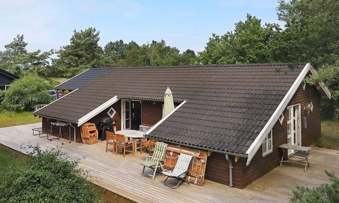 Vestero Havn House | Spacious 12-Person Holiday Home with Ocean Views in Læsø