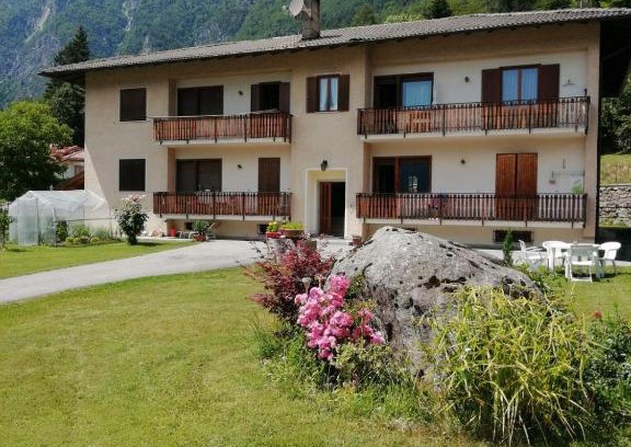 Carisolo Apartment | Inviting Stay at 12 Via Negrelli - Family Friendly & Rated 9/10