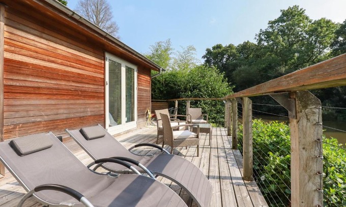 Looe House | Unmatched Comfort at 12 Water's Edge - Pet Friendly Retreat