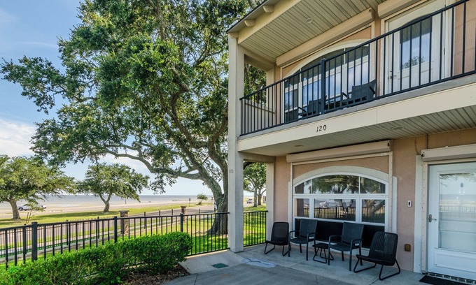 Long Beach House | Beachview Townhome - Family-Friendly Retreat with Pool