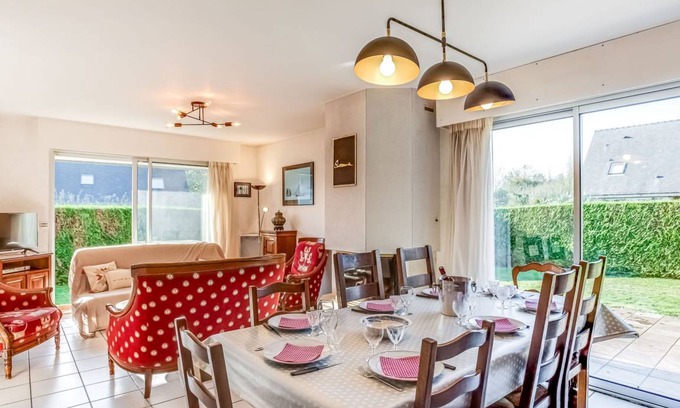 Carnac House | Spacious 4-Bedroom House for 8 Guests with Kitchen