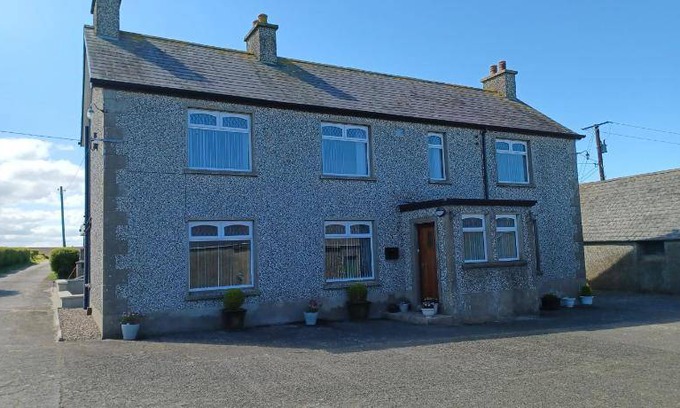 Ballymoney House | Spacious 5-Bedroom House for Up to 10 Guests