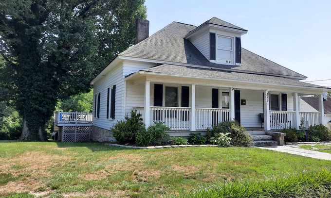Mount Airy House | Historic Home in Mayberry with Family & Pet-Friendly Amenities