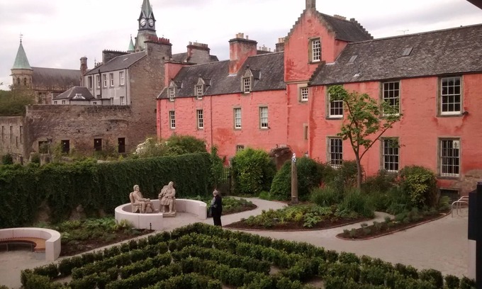 Dunfermline Cottage | Historic 120-Year-Old Stone Cottage Near Edinburgh