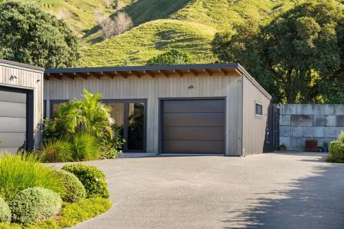 Wainui Apartment | 120m to Wainui Beach - Modern Coastal Unit