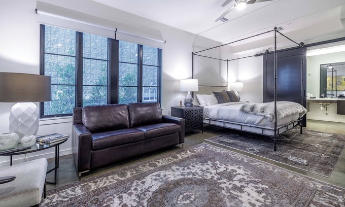 Midtown Hotel | Discover 121 Hotel by AvantStay | Modern Suite in Nashville