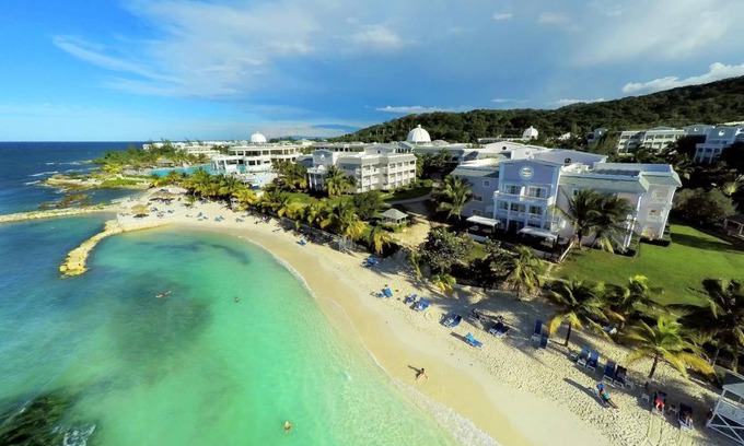 Lucea Resort | Spacious Oceanfront Resort with Pool & Spa for 127 Guests