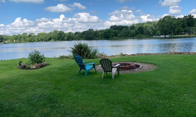 Lakeville Cottage | Lakefront Cottage Retreat with Breakfast Near Loudonville