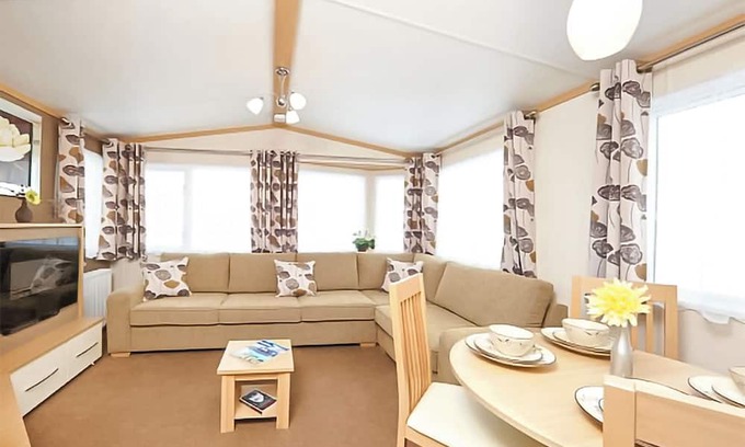 Wigton House | Cozy Caravan Retreat with Oceanfront Views and Pool Access