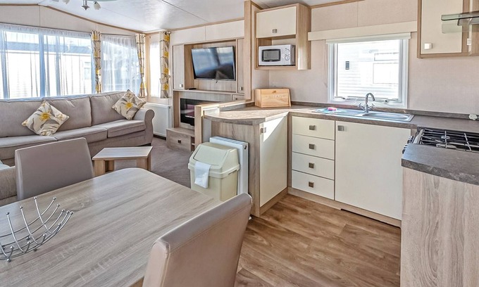 Wigton House | Cozy Caravan Retreat with Oceanfront Views and Family Amenities