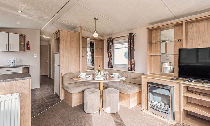 Maryport House | Quality Caravan with Breakfast and Kitchen for Your Stay