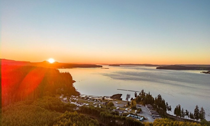 Regional District of Mount Waddington Apartment | Oceanfront Bothan Mara Cottage: Guest Rated 10/10