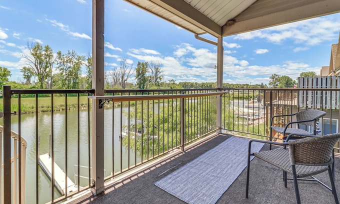 Oak Harbor Condo | 13 Mi to Port Clinton: Lake Erie Getaway w/Dock