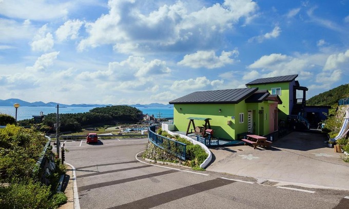 Namhae House | Discover 13 Ohoo: Oceanfront Retreat with Top Ratings