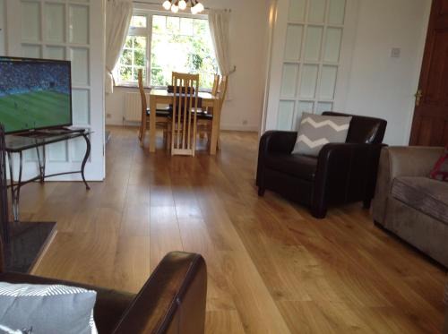 Sligo House | Family-Friendly Stay at 13 Pearse Tce. with Top Reviews