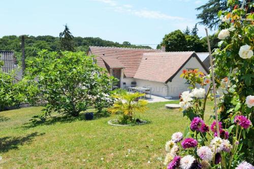 La Membrolle-sur-Choisille House | Inviting 13 Rue du Perré with Family-Friendly Amenities