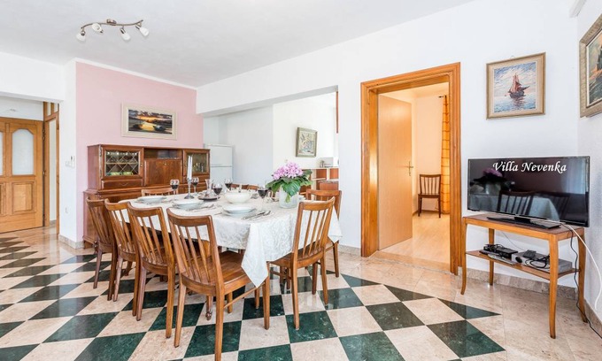 Dvornica Apartment | Spacious 4-Bedroom Apartment with Ocean Views for 10 Guests