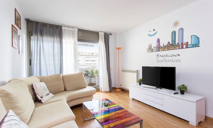 Diagonal Mar i el Front Maritim del Poblenou Apartment | Modern Forum Apartment: Accessible Comfort with Spa & Kitchen