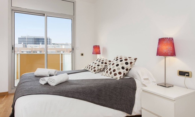 La Vila Olimpica del Poblenou Apartment | Discover Olympic Village: Family-Friendly with Pool and Spa