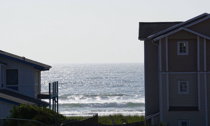Washington Condo | Beachfront 2BD Condo with Ocean View & Pool Access