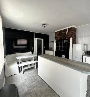 Bootle House | Spacious 5-Bedroom Home with Kitchen for 7 Guests