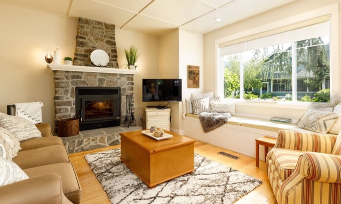 Oroville House | Relaxing Retreat at 134 Malarkey Lane with Ocean Views