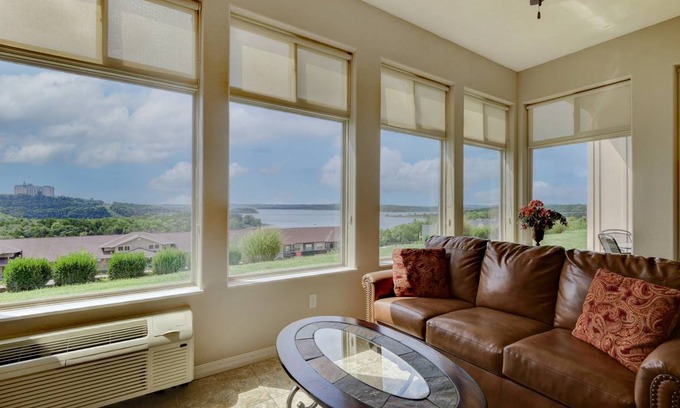 Table Rock Condo | Spacious 2-Bedroom Condo with Pool & Lake Views