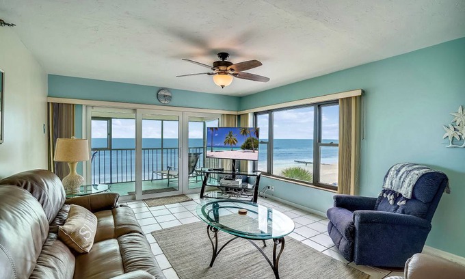 Madeira Beach Condo | Oceanfront Retreat at Arie Dam 304 with Pool & Dining