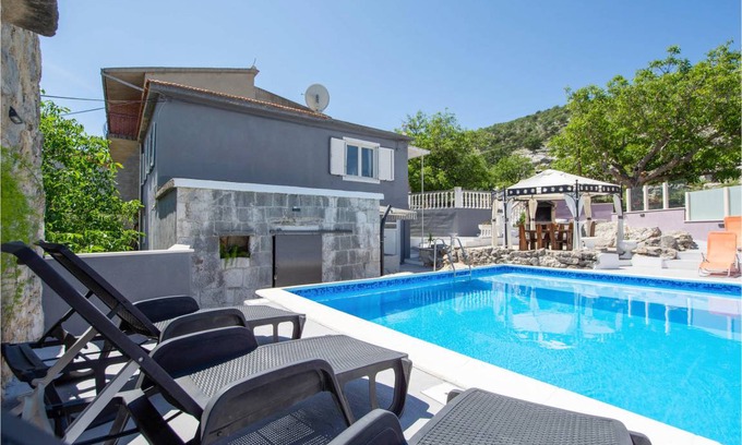 Srinjine House | Spacious 3-Bedroom Maisonette with Private Pool & Hot Tub
