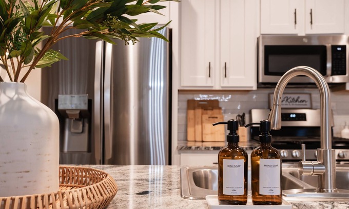 Fruitvale House | Exceptional Stay: 13 Mins to Airport, Pool Table & More