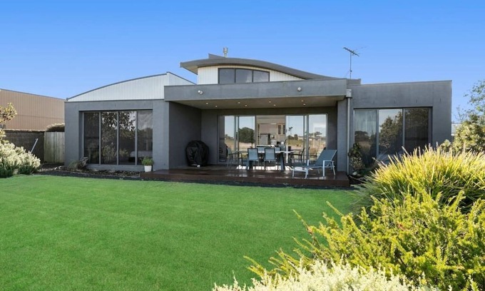 Connewarre House | 13th Beach Golf Course Getaway With Golf Buggy