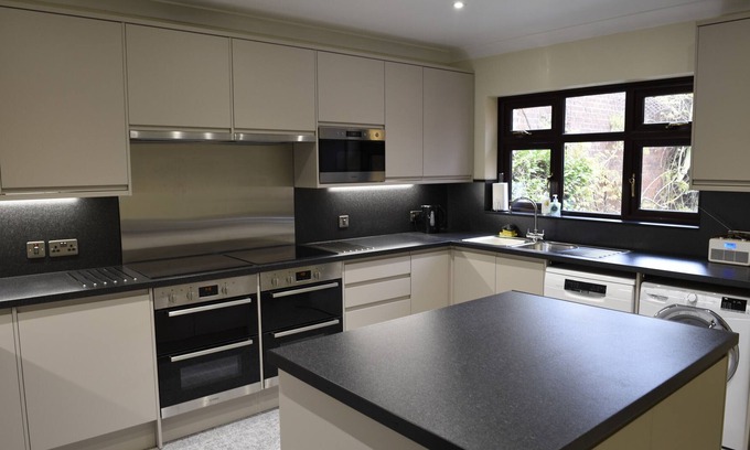 Ipswich House | Spacious 14 Ensuite Bedroom House with Ocean Views & Parking