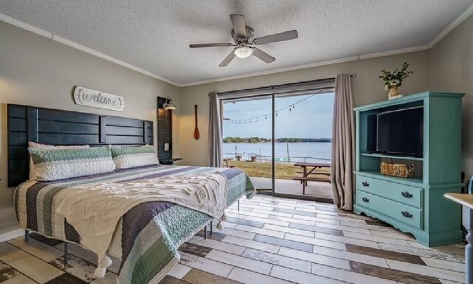 Hot Springs Hotel | Cozy Cove King Room: Pet-Friendly & Family-Oriented Stay