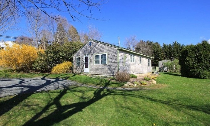 Sandwich House | Modern Pet-Friendly Retreat 0.5 Miles from the Beach