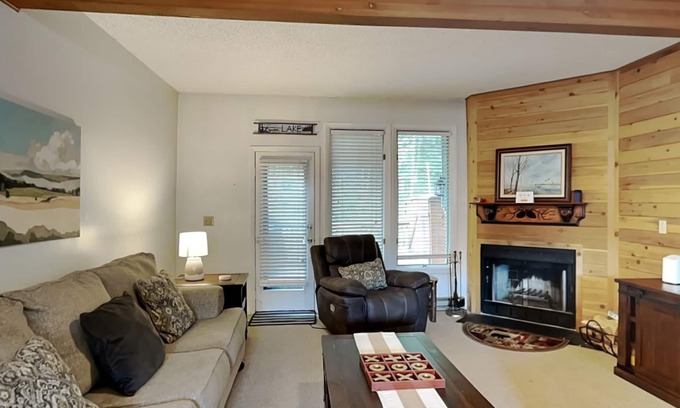 McHenry House | Pet-Friendly 14 Winding Way | Ski In/Out & Lake Views!