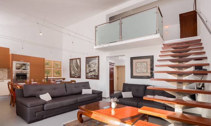 Pasman House | Spacious 3-Bedroom House with Oceanfront Pool