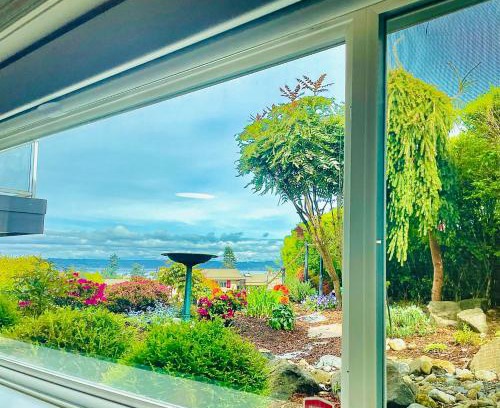 Federal Way House | 1400sf Cozy Retreat with Sound View, Garden & Privacy