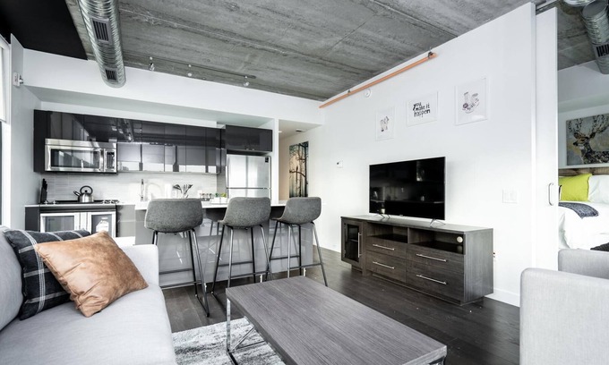 Downtown Winnipeg Condo | Modern 2 Bed, 2 Bath Glasshouse - Pet Friendly & Breakfast!