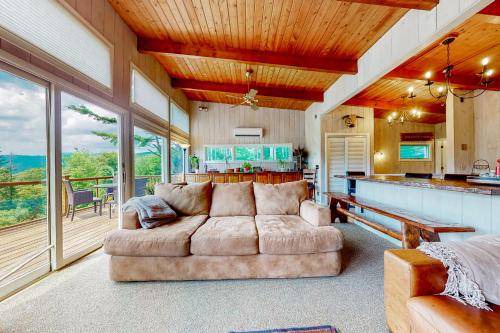 West Townshend House | Spacious 5-Bedroom House for Up to 10 Guests