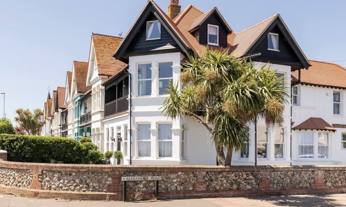 Worthing Apartment | Seaview Retreat - Beachfront with Scenic Ocean Appeal