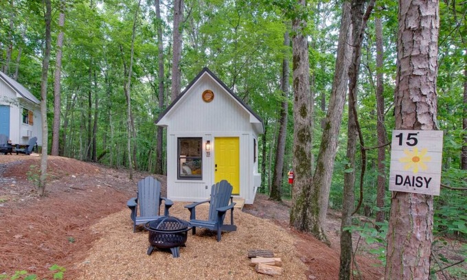 Groveoak House | Charming Tiny Cottage by Lake Guntersville with Spa Access
