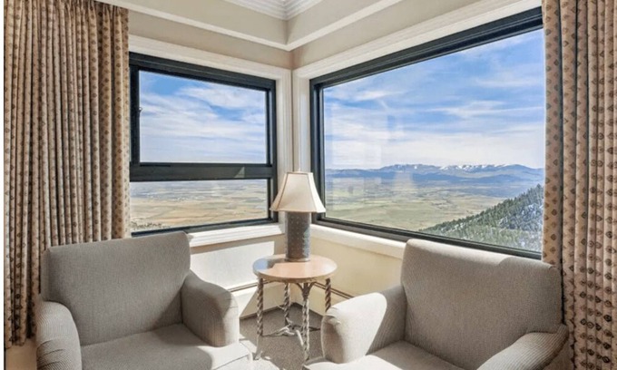 Tahoe Village Apartment | Indulge in Hot Tubs, Pool & Private Gondola Experience