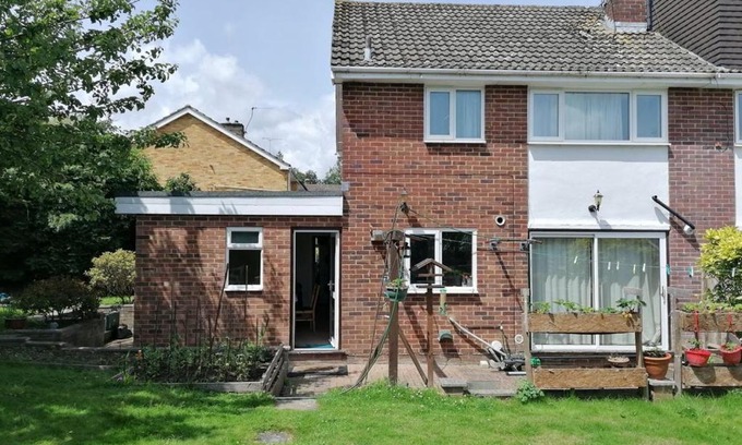 East Grinstead House | Cozy 15-Julius House with Breakfast and Kitchen Access