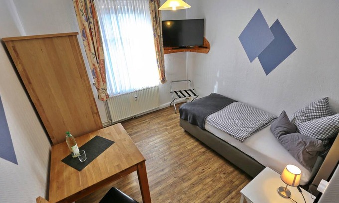 Dassel Hotel | Cozy Single Room with Kitchen and Breakfast Included