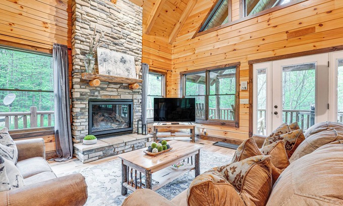 Logan Cabin | 15 Mi to Hocking Hills: Secluded Cabin w/Hot Tub