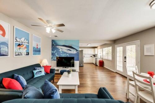 Irving House | Family-Friendly Lakeside Duplex with Private Entrance