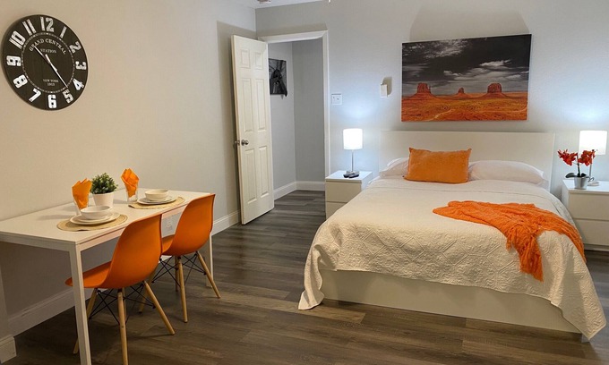Irving Apartment | Lakeview Studio Retreat, Steps from AT&T Stadium