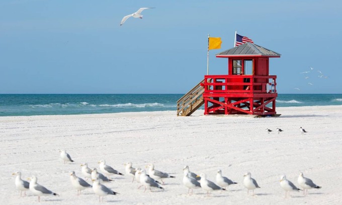 The Lakes House | Prime Location: 15 Minutes to Siesta Key with Pool & Spa
