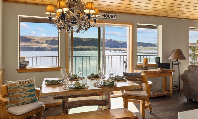 Vantage House | Unwind Near The Gorge: Hot Tub & EV Charger Awaits