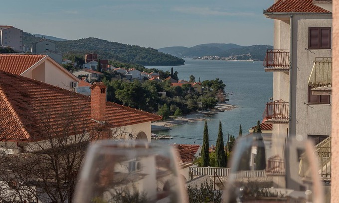 Okrug Gornji Apartment | Ideal Beachside Retreat: 15 Mins from Split Airport